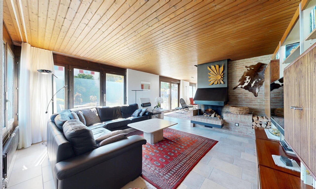 wohnzimmer mit inside property, natürliches licht, natural light, holzdecke, und wood ceiling