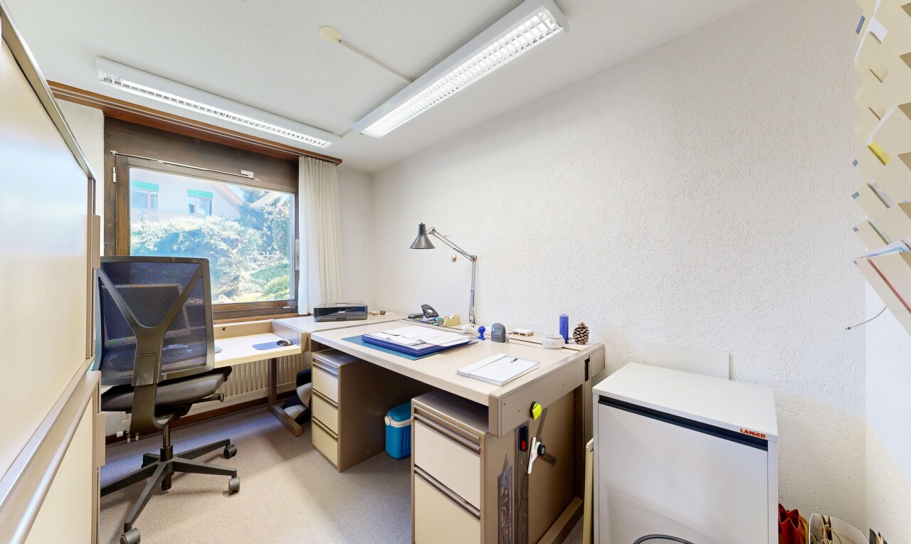 büro mit light floor, chest freezer, inside property, natural light, und natürliches licht
