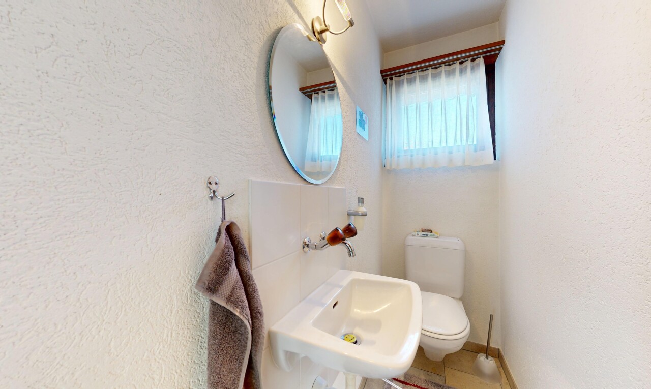 bad mit spiegel, textured wall, strukturierte wand, waschbecken, und toilette