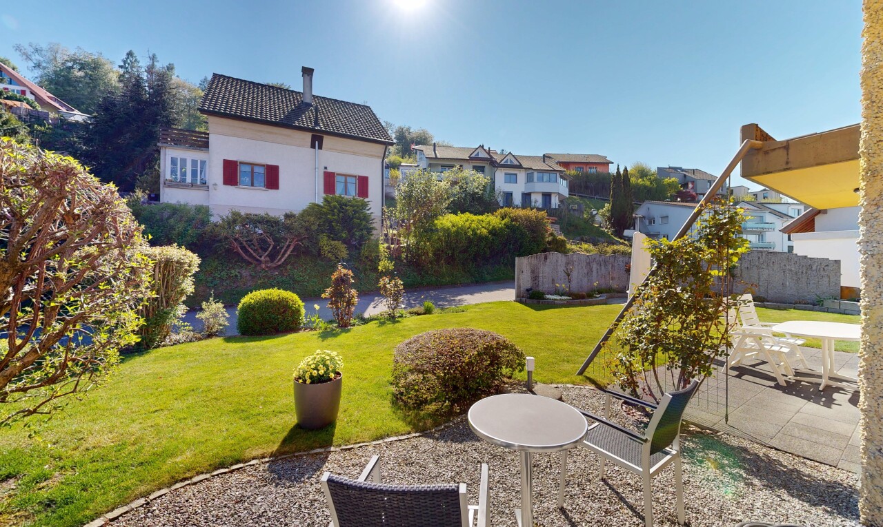 garten mit rasen, day time, from property, zaun, und residential view