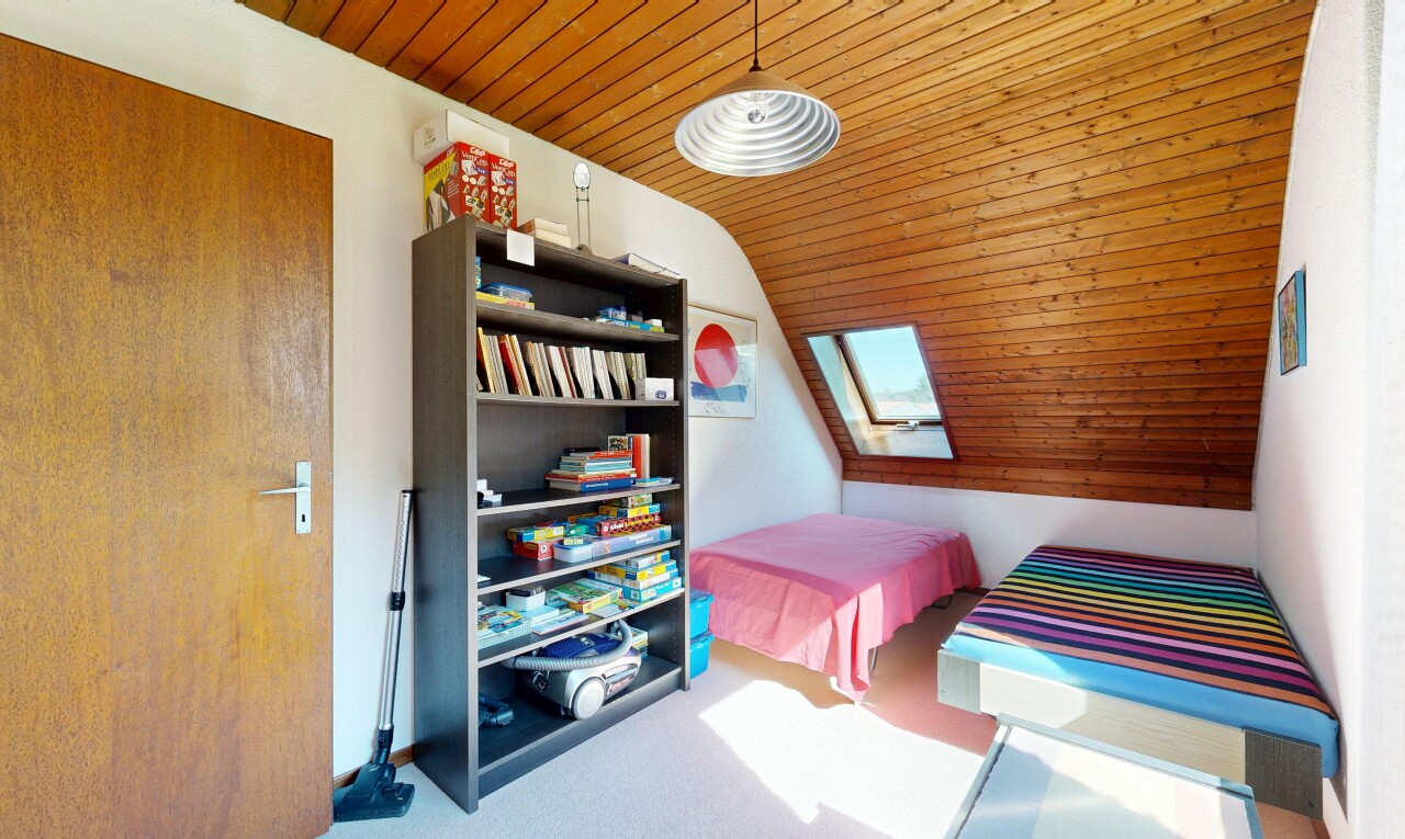 zimmer / schlafzimmer mit wood ceiling, holzdecke, vaulted ceiling, dachschräge, und dachfenster