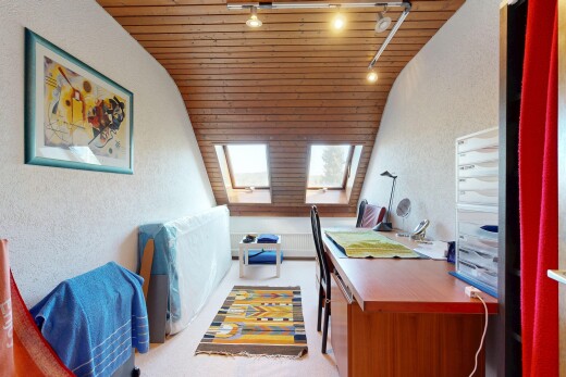 cuisine avec textured wall, mur texturé, vaulted ceiling, plafond voûté, et wood ceiling