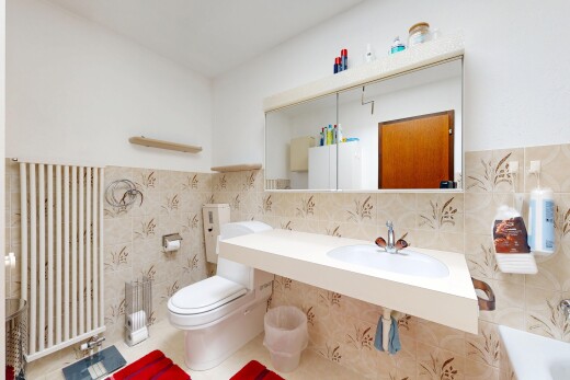 bad mit komplettes badezimmer, tile wall, fliesenwand, inside property, und waschbecken