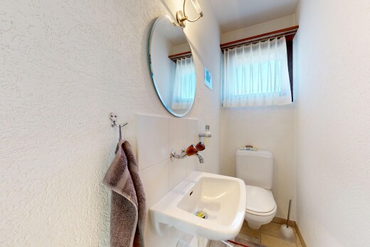 bad mit spiegel, textured wall, strukturierte wand, waschbecken, und toilette