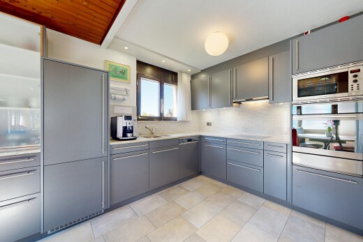 küche mit ofen, küchenrückwand beim Herd, küchenrückwand beim herd, graue schränke, und gray cabinets