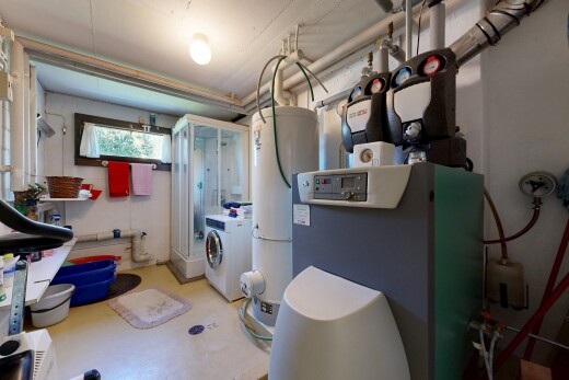 buanderie avec buanderie, chauffe-eau, inside property, lave-linge et sèche-linge, et concrete floor