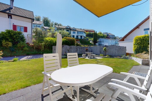 terrasse avec pelouse, terrasse, coin repas extérieur, day time, et from property