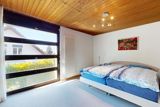 zimmer / schlafzimmer mit natürliches licht, natural light, gipskartonwand, drywall, und inside property