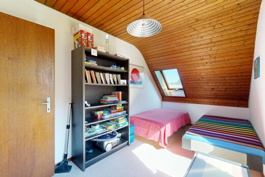 chambre avec wood ceiling, plafond en bois, vaulted ceiling, plafond voûté, et puits de lumière