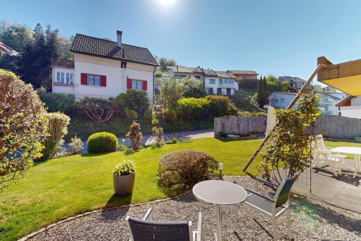 jardin avec pelouse, day time, from property, clôture, et residential view