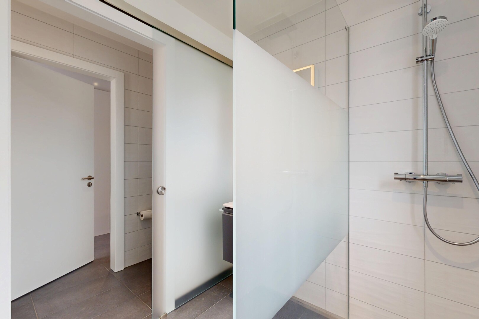 salle de bains avec inside property, douche, salle de bain complète, sol en carrelage, et tile floor