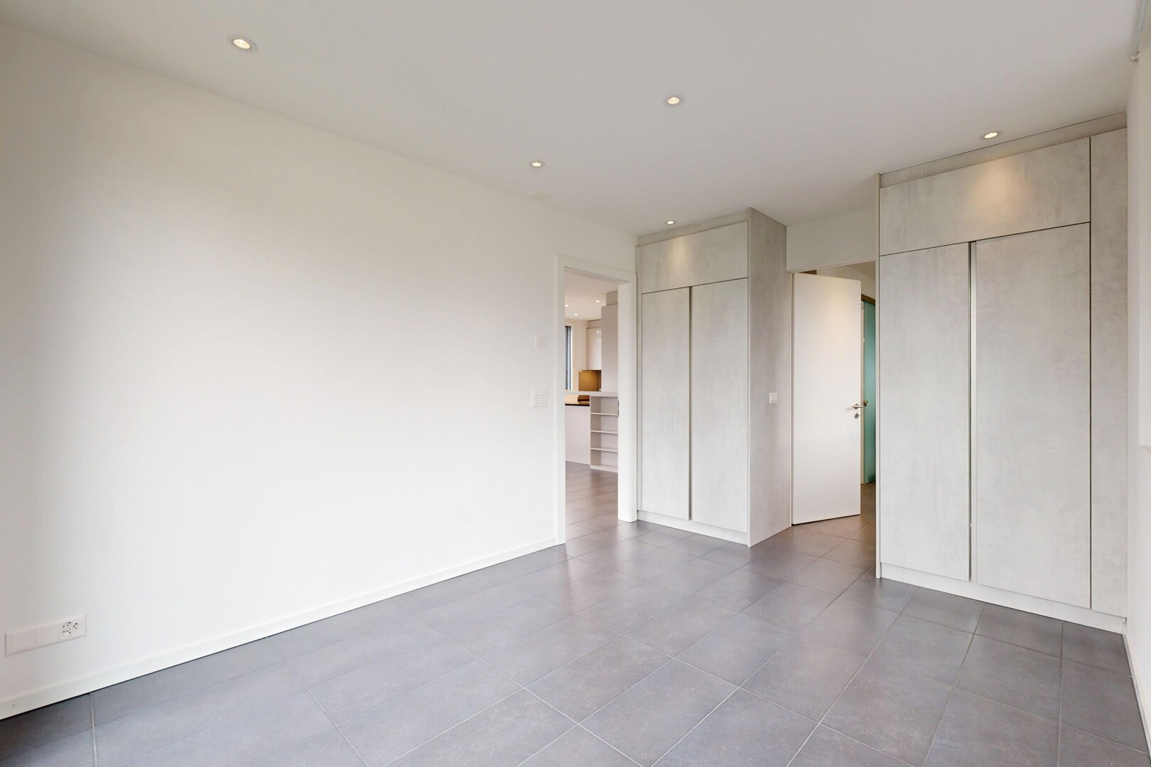 chambre avec deux placards, inside property, cloison sèche, drywall, et éclairage encastré