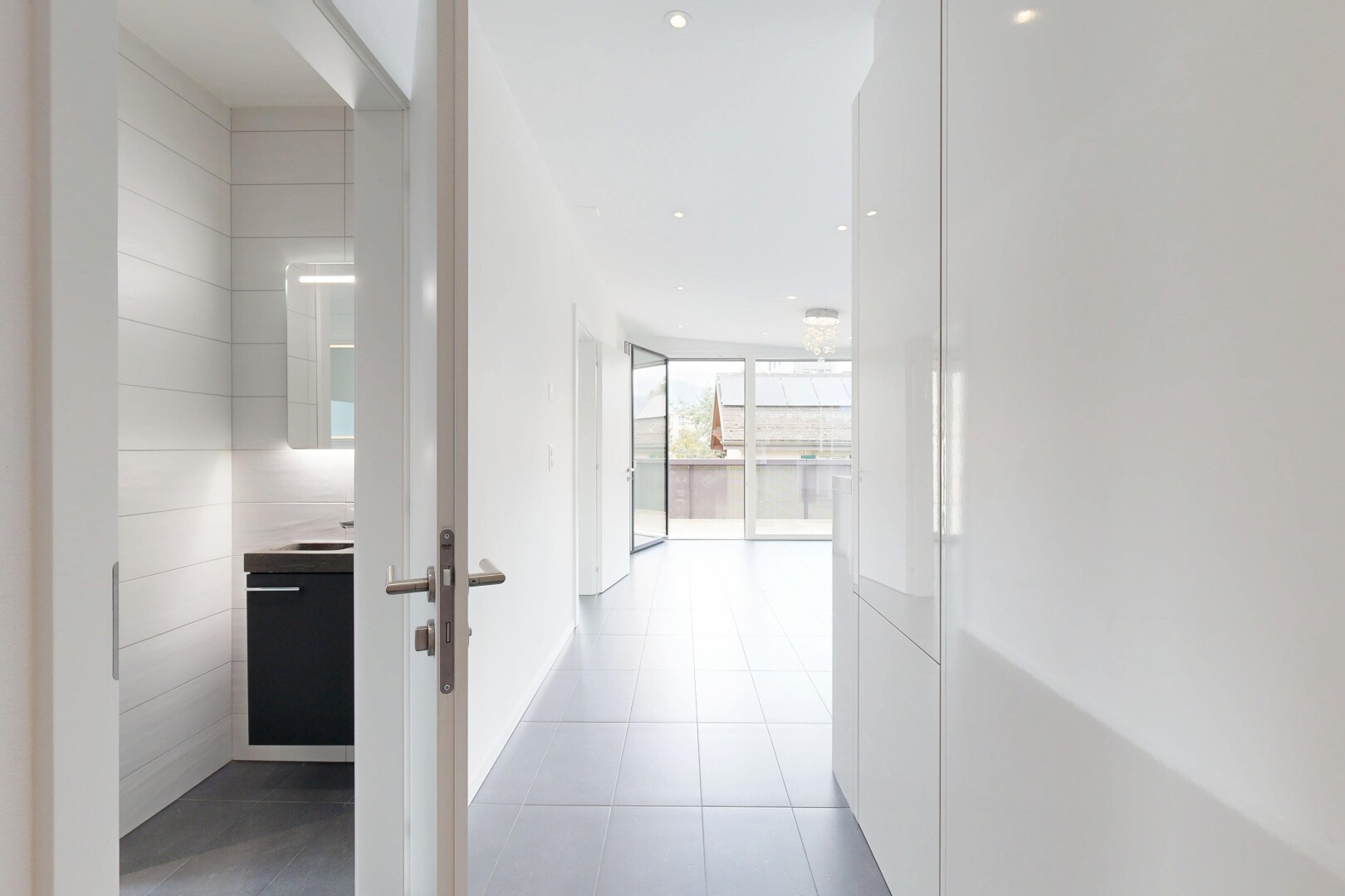 couloir avec lumière naturelle, natural light, inside property, sol en carrelage, et tile floor