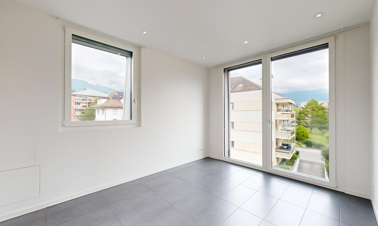 pièce vide avec inside property, cloison sèche, drywall, lumière naturelle, et natural light