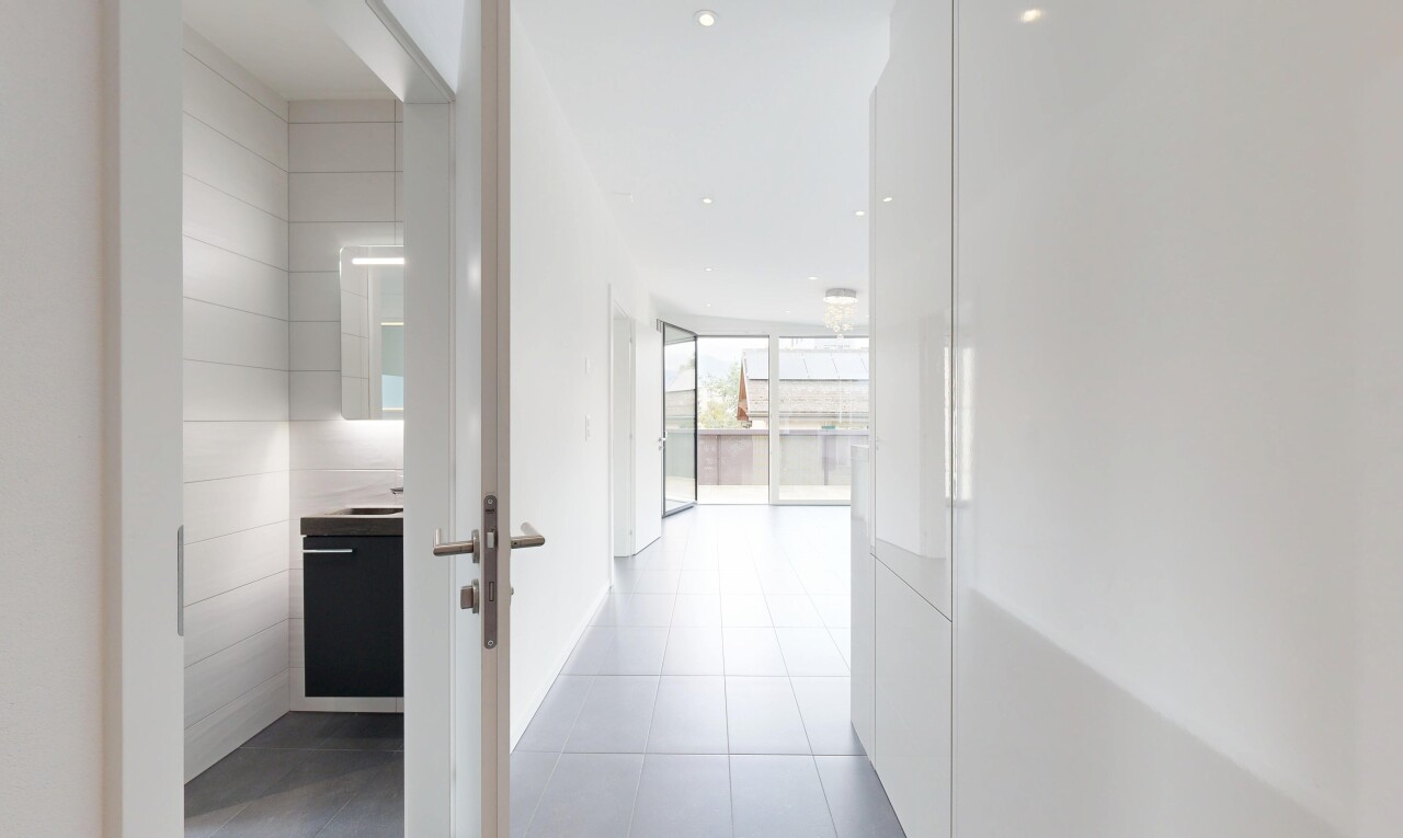 couloir avec lumière naturelle, natural light, inside property, sol en carrelage, et tile floor