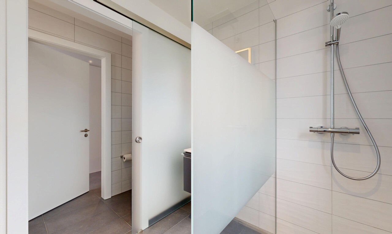 salle de bains avec inside property, douche, salle de bain complète, sol en carrelage, et tile floor