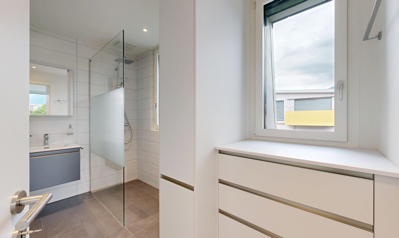 salle de bains avec lumière naturelle, natural light, miroir, salle de bain complète, et lavabo (ou coiffeuse selon le contexte)