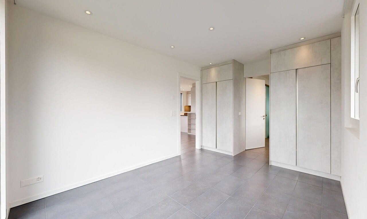 chambre avec deux placards, inside property, cloison sèche, drywall, et éclairage encastré