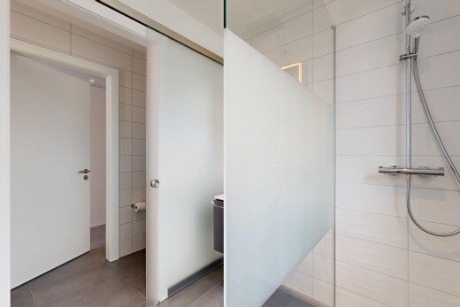 salle de bains avec inside property, douche, salle de bain complète, sol en carrelage, et tile floor