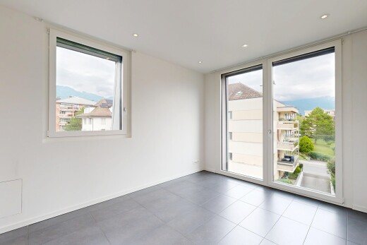 pièce vide avec inside property, cloison sèche, drywall, lumière naturelle, et natural light