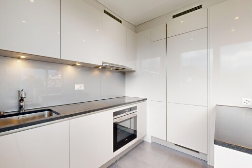 küche mit weiße schränke, schränke mit flachen paneelen, ofen, waschbecken, und inside property