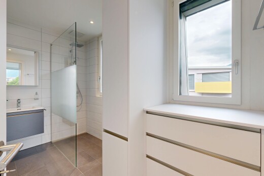 salle de bains avec lumière naturelle, natural light, miroir, salle de bain complète, et lavabo (ou coiffeuse selon le contexte)