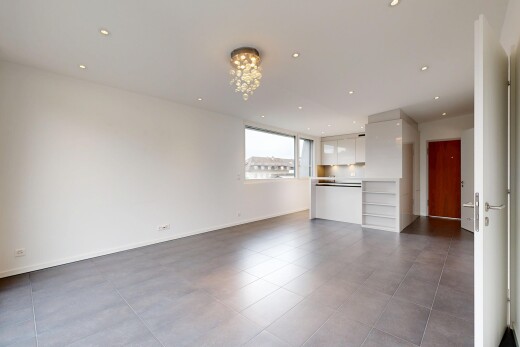 leerer raum mit natürliches licht, natural light, inside property, einbauleuchten, und recessed lighting