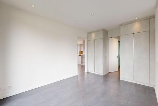 chambre avec deux placards, inside property, cloison sèche, drywall, et éclairage encastré