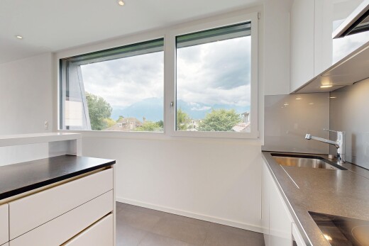 cuisine avec armoires blanches, lumière naturelle, natural light, cloison sèche, et drywall