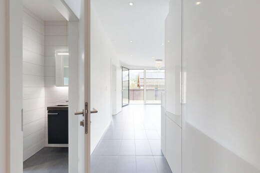 couloir avec lumière naturelle, natural light, inside property, sol en carrelage, et tile floor