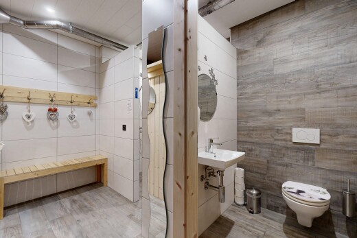 bad mit toilette, fliesenwand, und spiegel