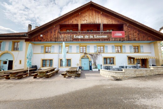 außenansicht mit schornstein, vertikale verkleidung, und holzverkleidung