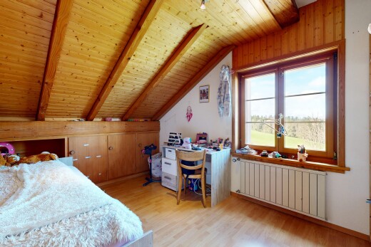 zimmer / schlafzimmer mit holzfußboden, kühler, holzdecke, und dachschräge
