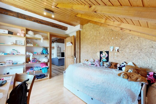 zimmer / schlafzimmer mit holzfußboden, balkendecke, und holzdecke