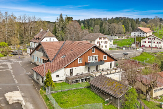außenansicht mit leeres grundstück, wohngebietblick, zaun, garage, und vertikale verkleidung