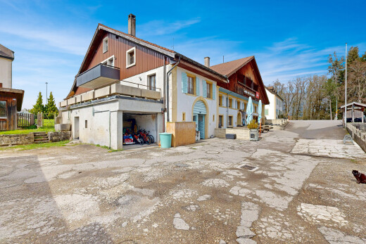 außenansicht mit vertikale verkleidung, schornstein, balkon, und eingebaute garage