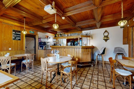 esszimmer mit holzdecke, steinboden, gipskartonwand, und balkendecke