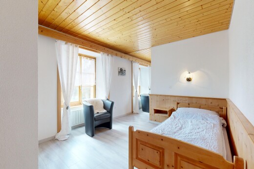 zimmer / schlafzimmer mit holzdecke und natürliches licht