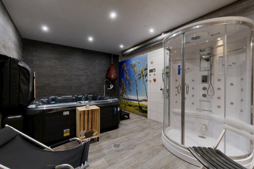 bad mit einbauleuchten, dusche, komplettes badezimmer, und holzfußboden