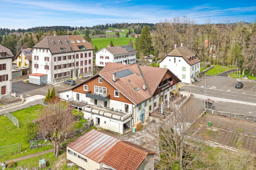 außenansicht mit wohngebietblick und vertikale verkleidung