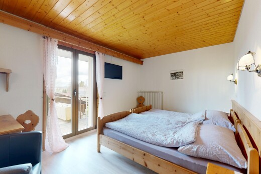 zimmer / schlafzimmer mit holzdecke, holzfußboden, gipskartonwand, natürliches licht, und außenzugang