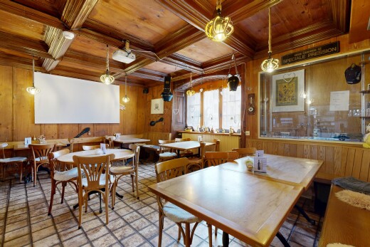 esszimmer mit balkendecke, holzdecke, kassettendecke, natürliches licht, und holzwand