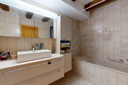 bad mit spiegel, fliesenwand, bad, küchenrückwand beim herd, und fliesenboden