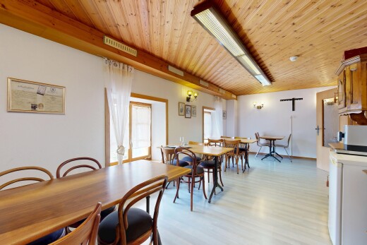 esszimmer mit natürliches licht, holzdecke, holzfußboden, gipskartonwand, und lüftungsgitter