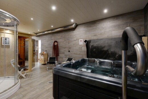 bad mit einbauleuchten und holzfußboden