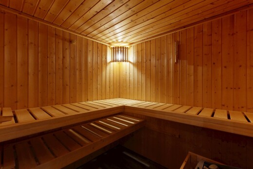 innenraum mit sauna und holzdecke