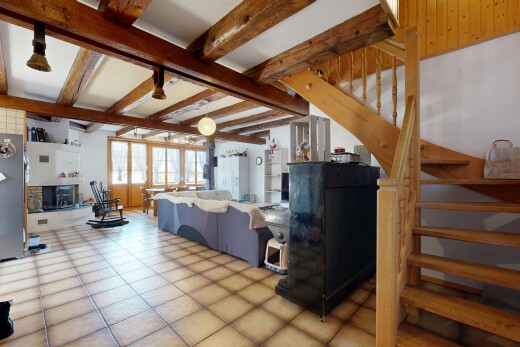 treppe mit balkendecke, treppen, gipskartonwand, natürliches licht, und fliesenboden