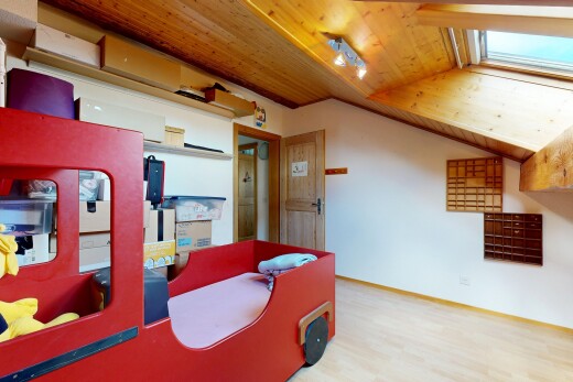 wohnzimmer mit holzdecke, holzfußboden, dachschräge, und gipskartonwand