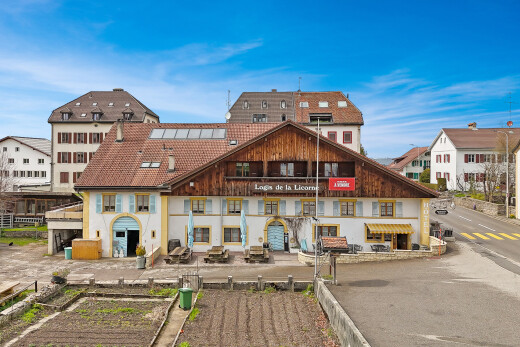 außenansicht mit garten