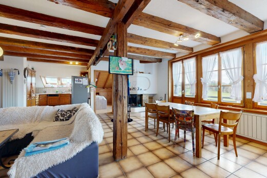 wohn- / esszimmer mit natürliches licht, gipskartonwand, und balkendecke